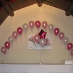 3-balloon Clusters and single line arch in white, pearl pink and pearl rose, with one 3-balloon cluster with a magenta star foil